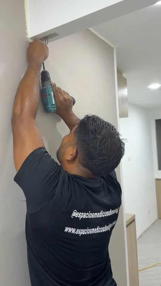 Mantener la excelencia en cada detalle es lo que nos define. Tras la primera instalación, avanzamos con la segunda puerta, la que da acceso al consultorio principal. 🛠️🩺  En esta segunda fase, verás detalles complementarios del proceso que garantizan la durabilidad de la infraestructura. En Espacios Médicos Design, nos aseguramos de que cada puerta instalada cumpla con los mismos parámetros estéticos y funcionales. La consistencia en el trabajo en equipo nos permite materializar consultorios y clínicas donde la seguridad y la elegancia van de la mano.  Con esta segunda pieza, el espacio cobra su forma definitiva, listo para ofrecer una experiencia superior tanto al médico como al paciente.  ¡Proyecto en marcha! Cuéntanos en los comentarios: ¿Qué área de tu clínica o consultorio crees que necesita una renovación con este nivel de detalle? 👇
.
.
.
.
.
.
.
.
.
 #espaciosmedicos #diseñoclinico #remodelacionhospitalaria #puertasdecristal #unidadmedica