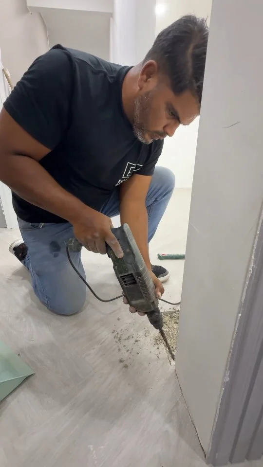 En esta primera entrega, te mostramos la instalación técnica de la puerta que da la bienvenida a la sala de examenes de este proyecto de arquitectura sanitaria. 🚪📐  En Espacios Médicos Design, no solo instalamos vidrios; integramos sistemas de alta gama. Observa el detalle del anclaje y el ajuste del freno hidráulico, fundamentales para garantizar un entorno seguro y funcional en clínicas. Nuestro equipo aplica un rigor profesional que asegura que esta primera pieza sea el estándar de calidad para todo lo que viene a continuación en la obra.  La eficiencia en la ejecución es nuestra firma, cuidando cada revestimiento para que el resultado sea impecable desde el primer día. Pero esto es solo el inicio del recorrido...  La transformación apenas comienza. ¡Síguenos para ver la instalación de la segunda unidad y cómo se unifica el diseño de todo el espacio! ✨🚀
.
.
.
.
.
.
.
.
.
#espaciosmedicosdesign #arquitecturasanitaria #obramedica #vidriotemplado #construccionespecializada