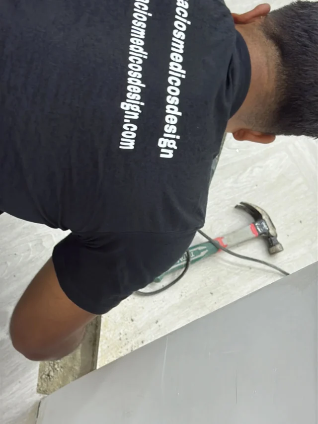 El valor detrás de cada detalle: Nuestro equipo en acción 🛠️  Detrás de cada transformación, hay un equipo de expertos movido por un solo propósito: la excelencia operativa.  En Espacios Médicos Design, sabemos que la calidad de una obra no solo reside en los materiales, sino en el compromiso y la precisión de quienes la ejecutan. No solo instalamos infraestructura; construimos entornos seguros donde se cuida la salud.  ¿Qué define nuestro trabajo en obra?  🔹 Sincronía y Equipo: Cada especialista conoce su rol para que la integración de sistemas sea fluida y sin contratiempos.
🔹 Eficiencia en la Ejecución: Valoramos tu tiempo. Trabajamos con agilidad para que tu proyecto este listo lo antes posible.
🔹 Rigor Profesional: Desde el primer corte hasta el último ajuste, mantenemos los estándares de limpieza y precisión que el sector sanitario exige.  La pasión por los detalles es lo que nos convierte en aliados estratégicos para especialistas en Venezuela, Panamá y Miami.  ¿Quieres ver cómo transformamos la arquitectura sanitaria paso a paso? Síguenos para más contenido sobre diseño y construcción de espacios médicos.
.
.
.
.
.
.
.
.
#espaciosmedicos #arquitecturasanitaria #trabajoenequipo #infraestructuramedica #remodelacionclinica