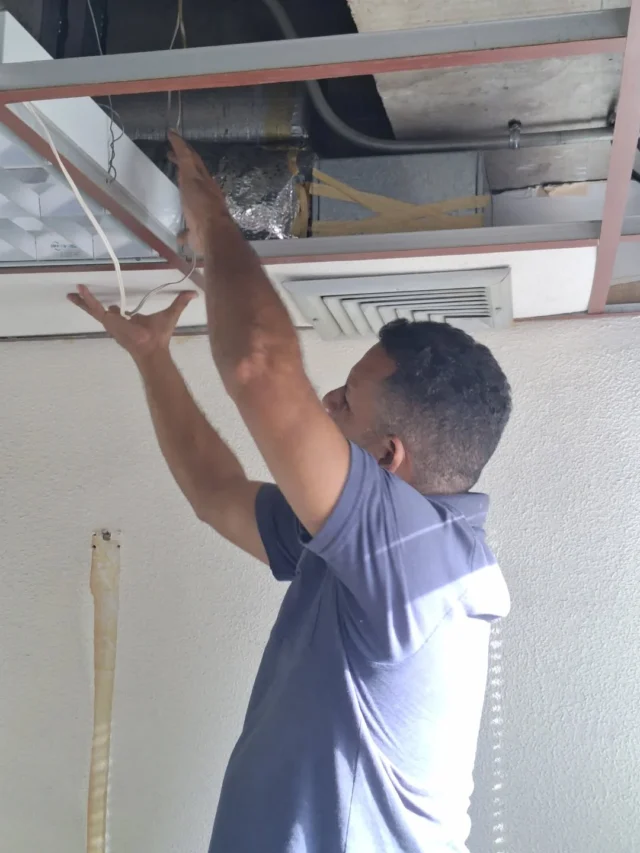 🏗️ Así damos inicio a este nuevo proyecto médico, ejecutando una transformación radical del lugar para adecuar las áreas de un futuro consultorio.  Llevamos a cabo el desmontaje completo del techo anterior, la demolición de tabiquería interna y el resguardo del mobiliario existente. La arquitectura médica de alto nivel requiere una base limpia, segura y planificada desde el primer día para garantizar el éxito de la inversión clínica.  ¿Está listo para transformar su espacio clínico en un centro de alta productividad? Contáctenos hoy mismo vía DM y hagámoslo posible. 💼
.
.
.
.
.
.
.
#arquitecturamedica #diseñodeconsultorios #remodelaciondeclinicas #espaciosmedicos #venezuela