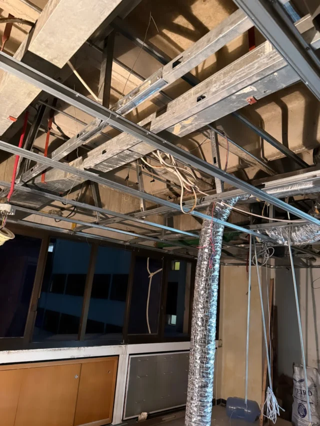 🔨 La precisión técnica es el pilar de la arquitectura sanitaria. Una vez despejado el espacio, iniciamos formalmente la fase de construcción con la instalación del nuevo sistema de techos en Drywall para este consultorio médico.  Este material no solo nos permite un acabado estético impecable y minimalista, sino que facilita la futura integración de los sistemas de iluminación y climatización necesarios para este espacio medico. Invertir en infraestructura médica de calidad es garantizar la seguridad de sus pacientes y la valorización de su patrimonio profesional.  Descubra cómo podemos materializar su proyecto clínico mediante nuestras consultorías y diseños personalizados. Escríbanos al privado para enterarte de como hacerlo posible.💼
.
.
.
.
.
.
.
.
.
#arquitecturamedica #remodelaciondeclinicas #diseñodeconsultorios #drywall #venezuela